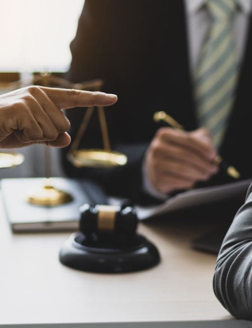 discussion autour d'un maillet de justice