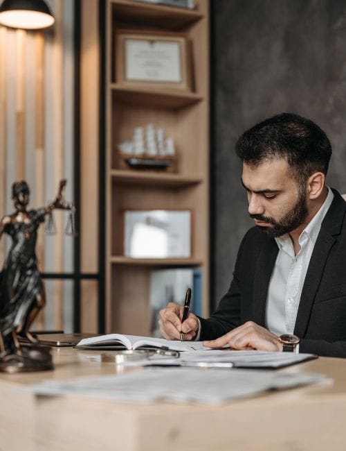 un avocat à son bureau