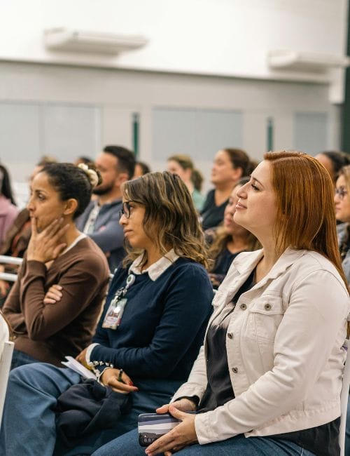 Une salle pleine de personnes en formation