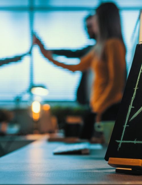 Une personne flouée qui écrit au tableau